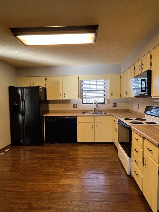 Building Photo - 4 BDRM/2.5BA Home available in Bexhill Subdivision.