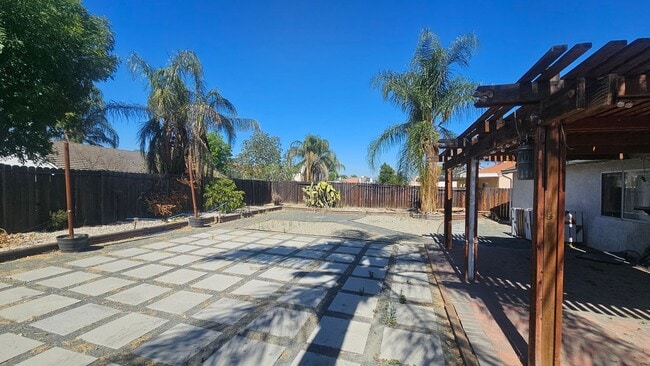 Building Photo - Spacious Single-Story Home with RV Parking – No HOA!
