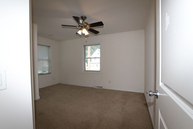 Building Photo - 2021 Monroe St