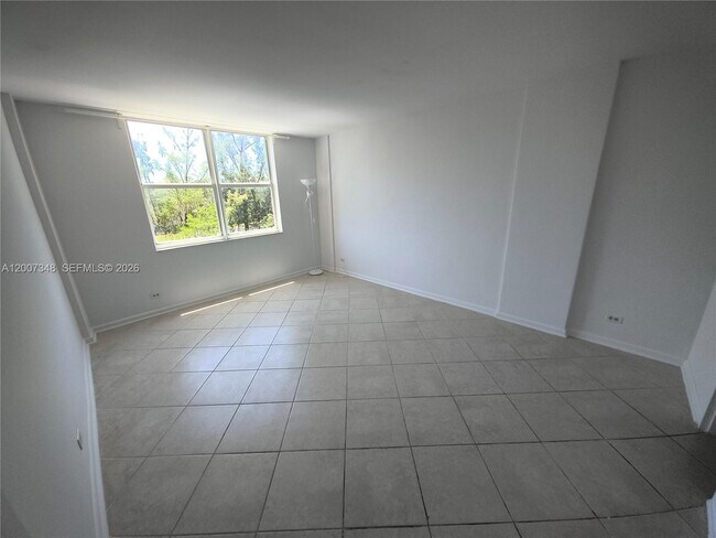 Building Photo - 3660 NE 166th St