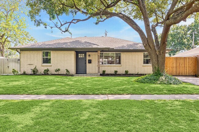 Building Photo - 5311 Hialeah Dr