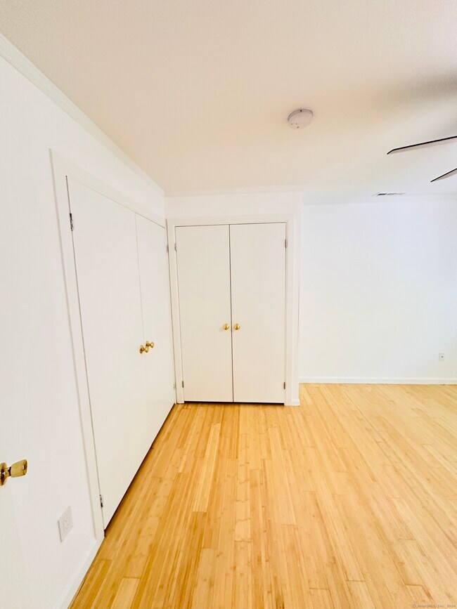 Building Photo - 7 Elm St