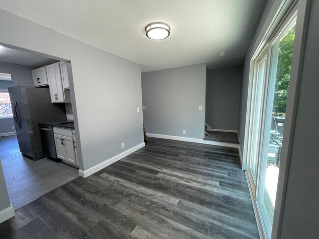 Building Photo - Bexvie Village Townhomes - Renovated unit