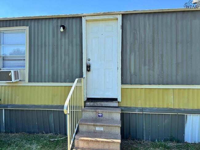 Building Photo - 314 W 6th St