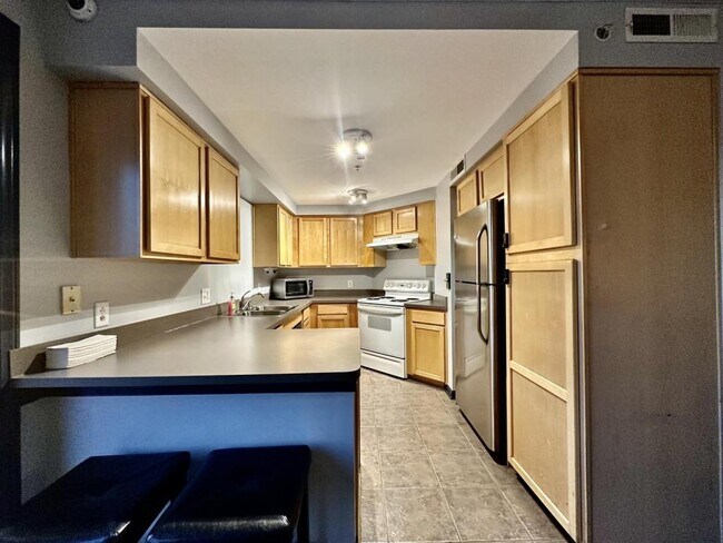 Building Photo - 718 W Trade St