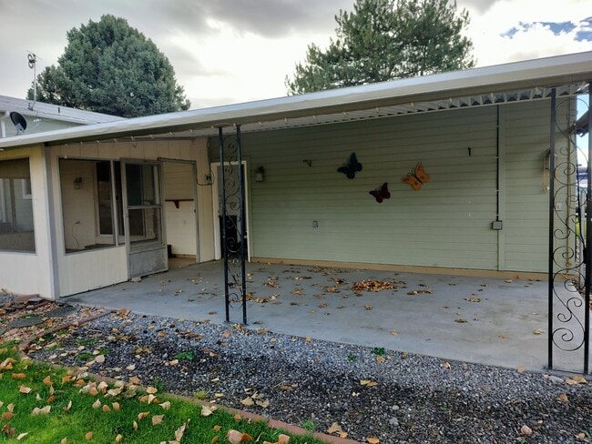 Building Photo - 130 NW Carrie Cir