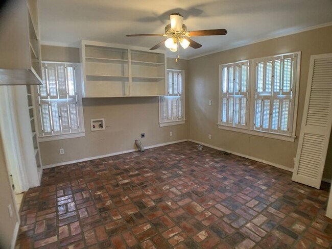 Building Photo - Huge 3 Bedroom OKC - Great Neighborhood