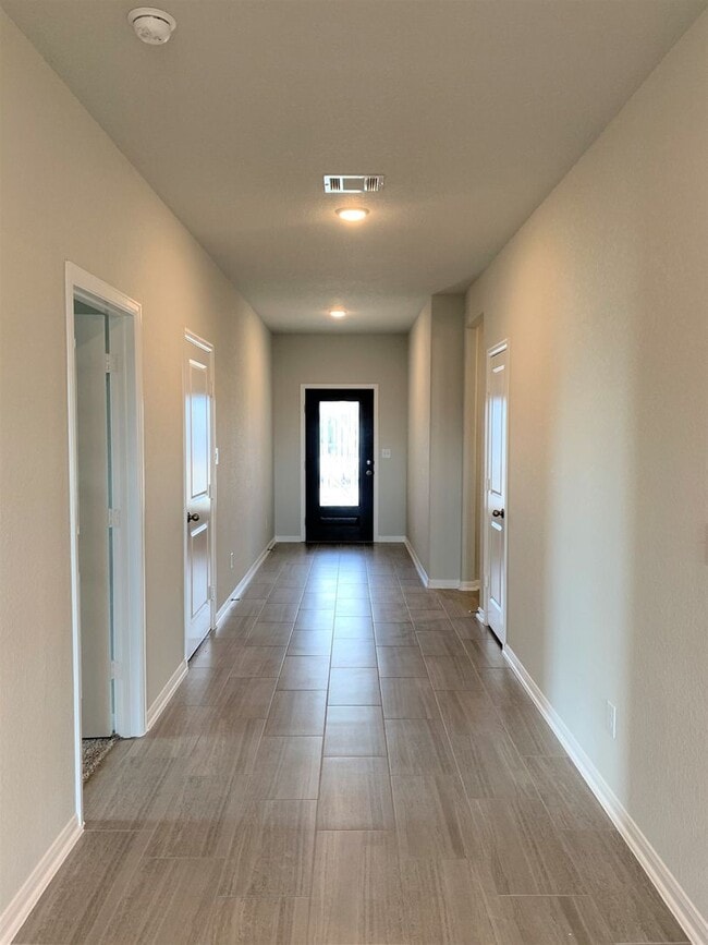 Building Photo - Large Single Level 4-bedroom in Oak Creek ...