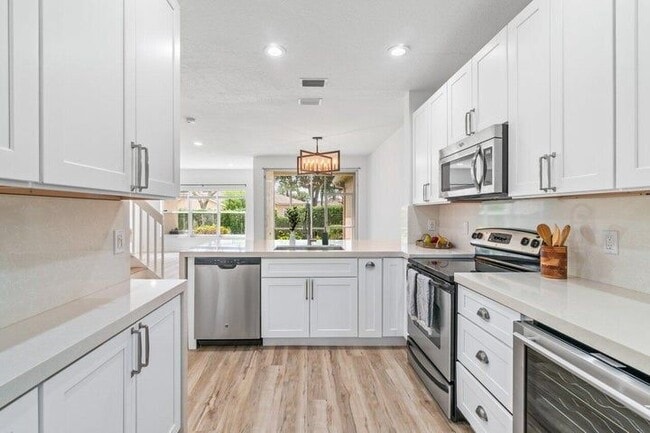 Building Photo - 6427 Park Lake Cir