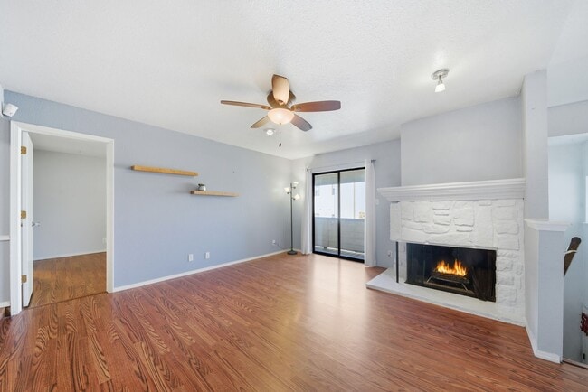 Building Photo - Move-in ready 2-bed, 2-bath condo in the d...