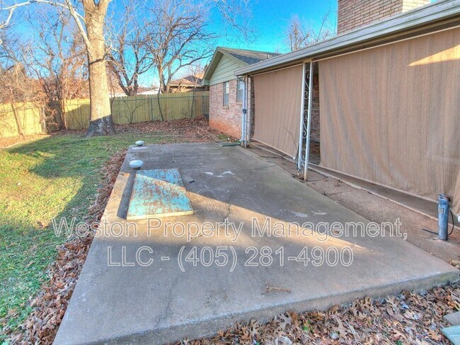 Building Photo - 1011 Crown Dr