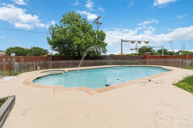 Building Photo - 2502 Chapel Hill Dr