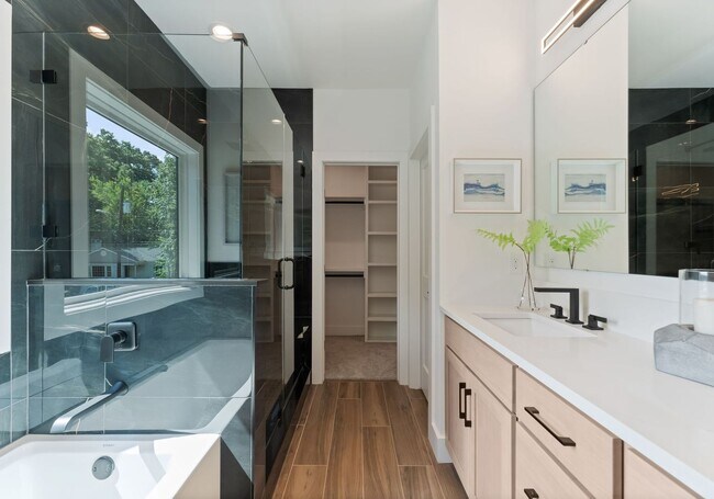 Building Photo - 2006 St Johns St