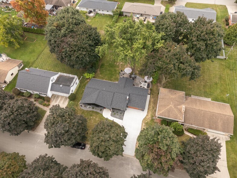 Building Photo - 1095 April Ln