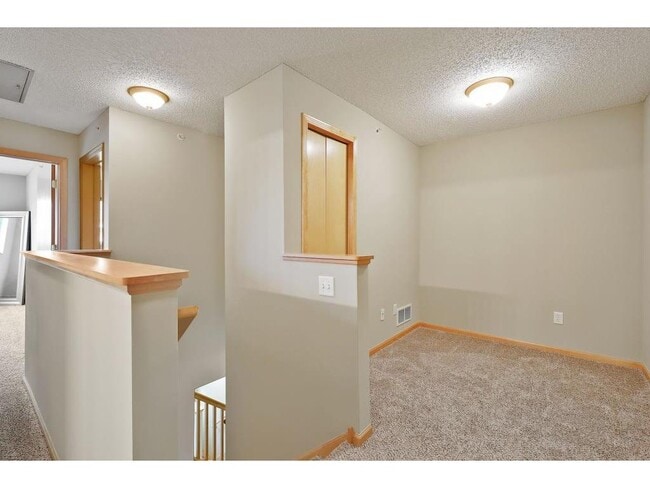 Upper level loft space. - 4800 Underwood Ln N