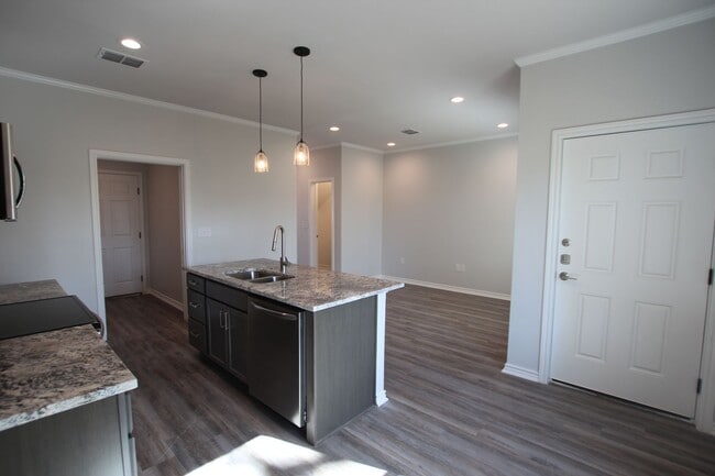 Building Photo - Stunning 2 Bed 2.5 Bath 1 Car Garage Townhome in Tyler!