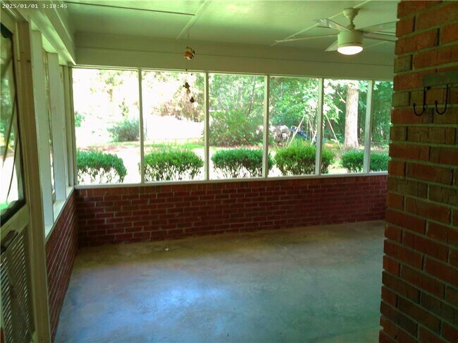 Building Photo - 1431 Chambers Rd