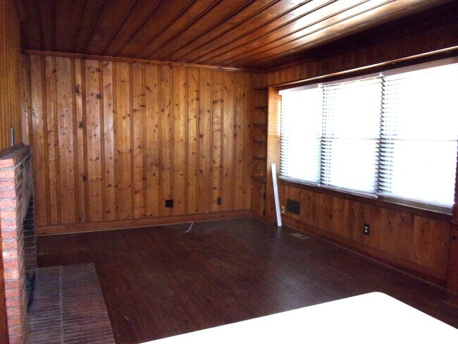 Building Photo - 304 Oak Dr