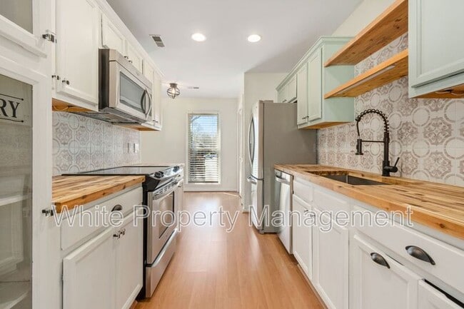 Building Photo - 9123 Kings Canyon Dr