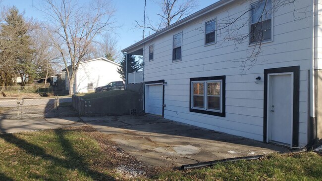 Building Photo - 3 bd, 2 ba house NE Columbia, 2nd living room downstairs, fenced, w/d included