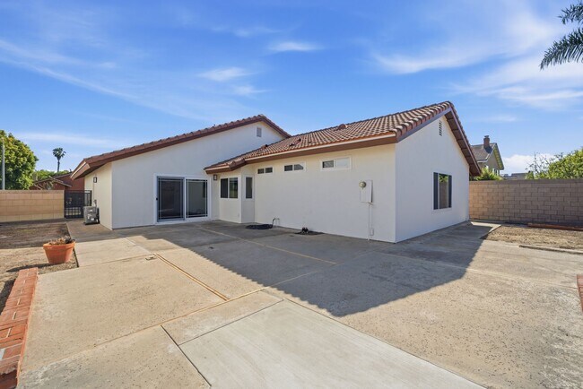 Building Photo - Beautifully Updated Huntington Beach 3 Bedroom / 2 Bathroom Home