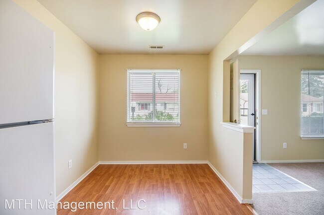 Building Photo - 2 br, 1 bath Apartment - 425 Meadowview St