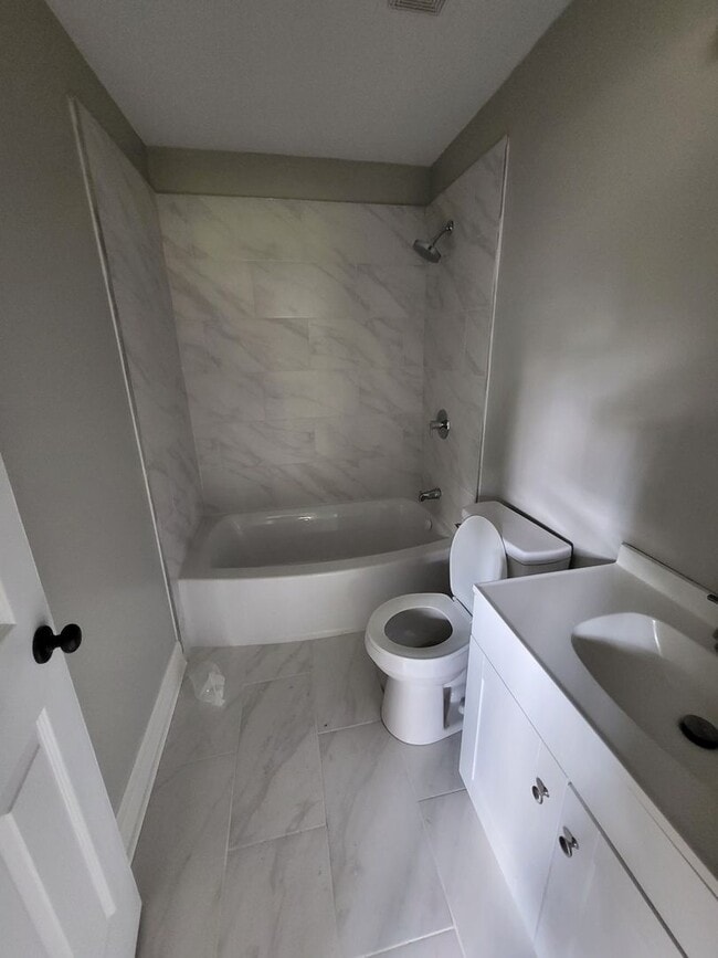 Building Photo - Remodeled 3BR home minutes from Uptown Charlotte