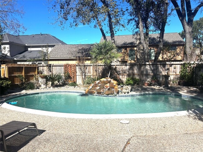 Building Photo - 11418 Chevy Chase Dr