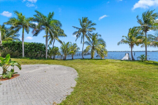 Building Photo - 850 NE Ixora Dr