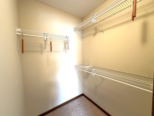 Building Photo - 6218 Shadyview Ln N