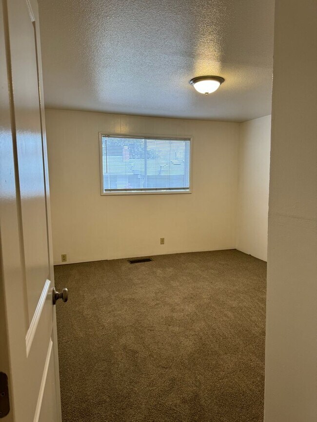 Building Photo - Large 4 bedroom, 1.5 bathroom farm house on River Rd!