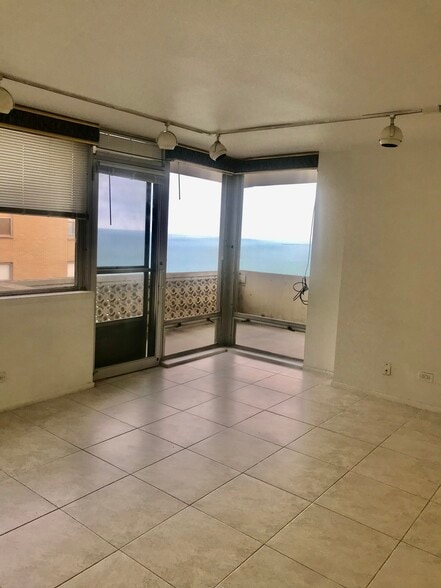 Living Room - 6301 N Sheridan Rd