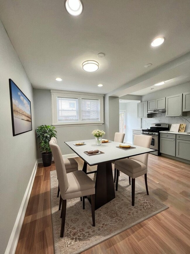 Building Photo - Beautiful & spacious 3b/1.5b home Section ...
