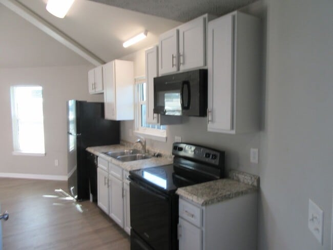 Building Photo - 1300 Grace Ave