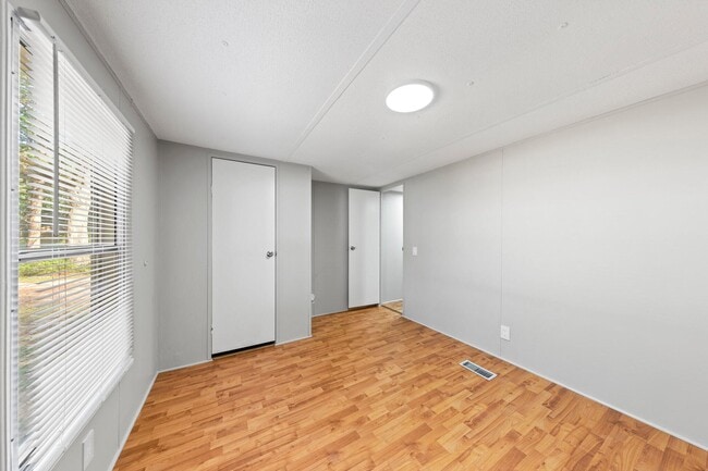 Building Photo - 700 Persimmon St