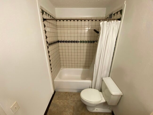 Building Photo - 909 Ala Lilikoi St