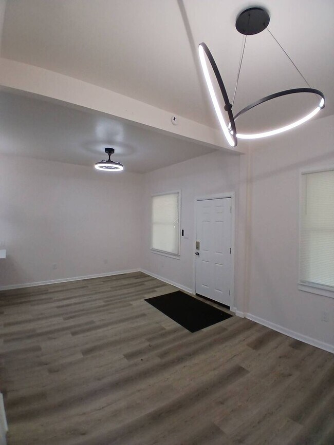 Building Photo - 6015 Hosmer Ave
