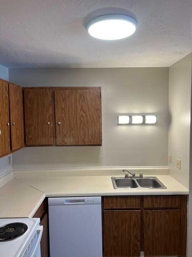 Building Photo - 134 N Meyers Dr