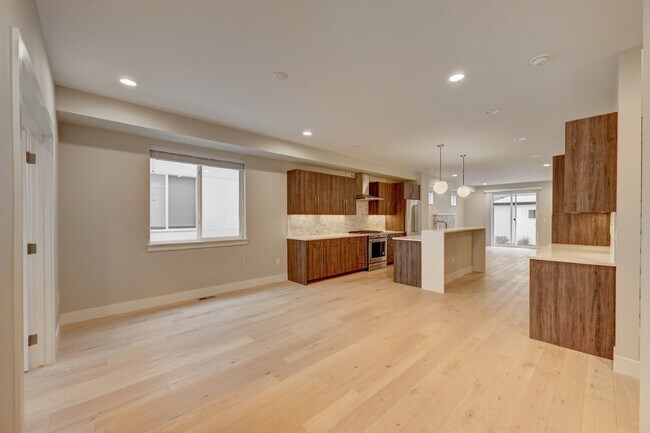 Building Photo - $3,900 - 4 Bed, 3.5 Bath Updated Townhome ...
