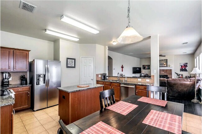 Building Photo - 3006 Pinecrest Dr