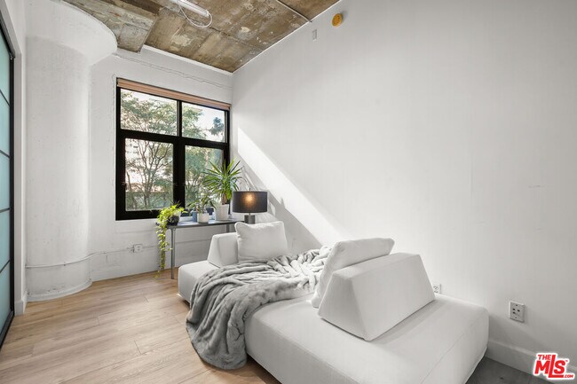 Building Photo - 1100 S Grand Ave