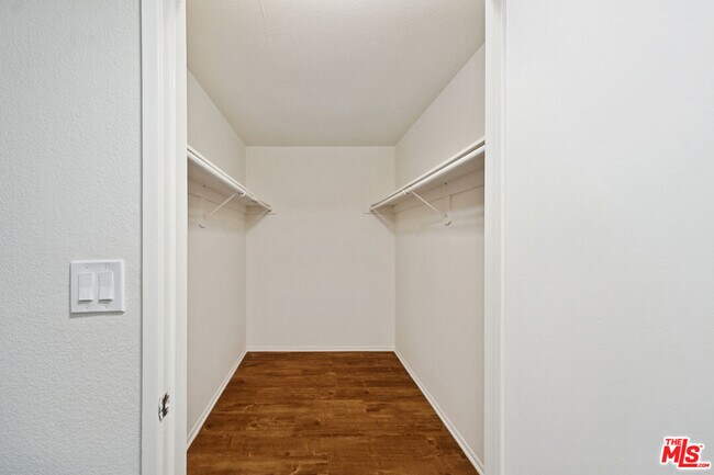 Building Photo - 870 Crenshaw Blvd