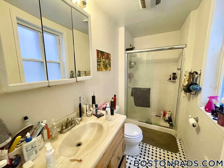 Building Photo - 192 Kelton St