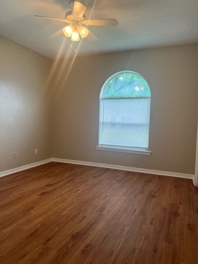 Building Photo - ***Awesome Home-Great Location***