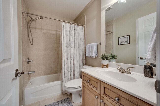 Building Photo - 4 Bedroom, 3.5 Bathroom Executive Home with Fenced Yard and 3 Car Garage.