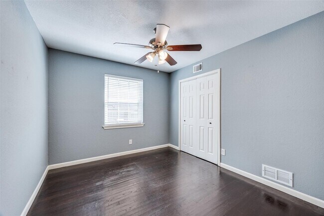 Building Photo - 8935 Clearwater Dr
