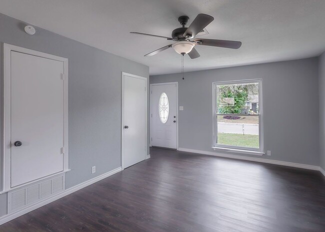 Building Photo - Beautifully remodeled 4 bedroom!