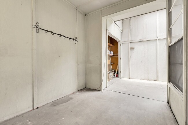 Building Photo - $1,995.00, 3 bed, 1.5 bath, located in Aur...