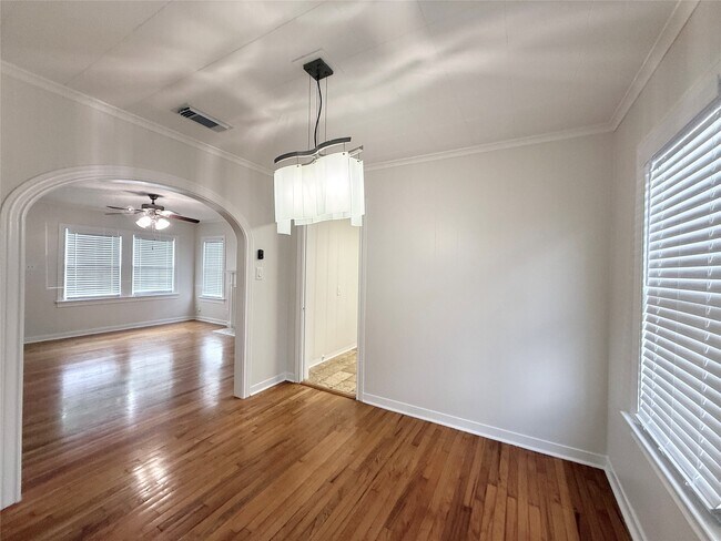 Building Photo - 813 Gale St