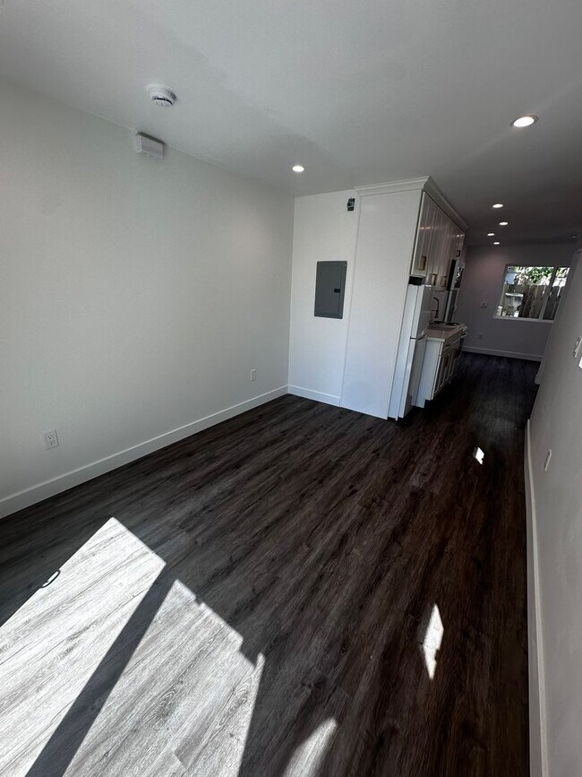 Building Photo - 611 Silver Strand Blvd